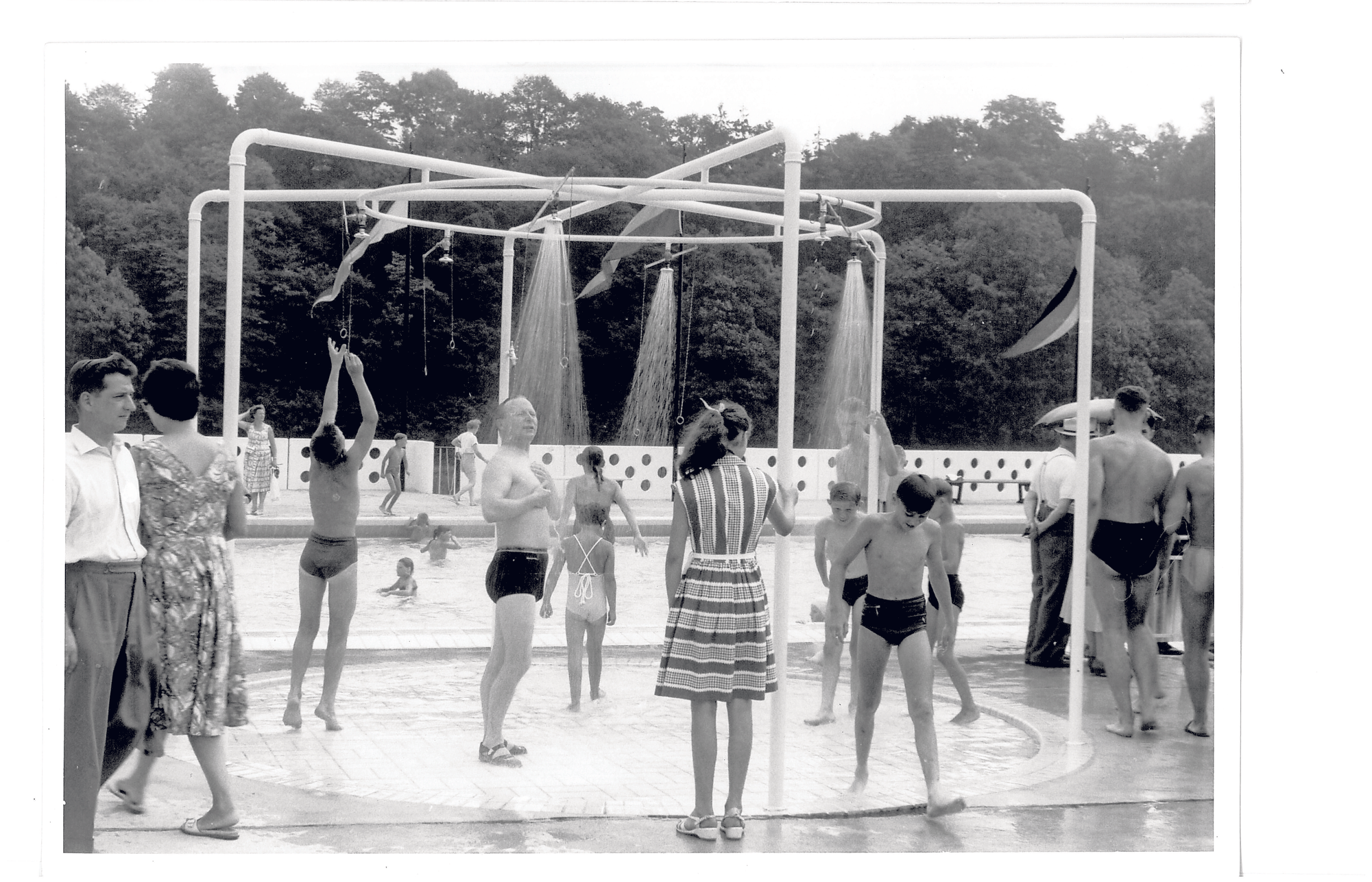 Strenge Baderegeln im Hochbad: Vor 60 Jahren durften Frauen nicht schwimmen, wenn die Männer gerade im kühlen Nass unterwegs waren.